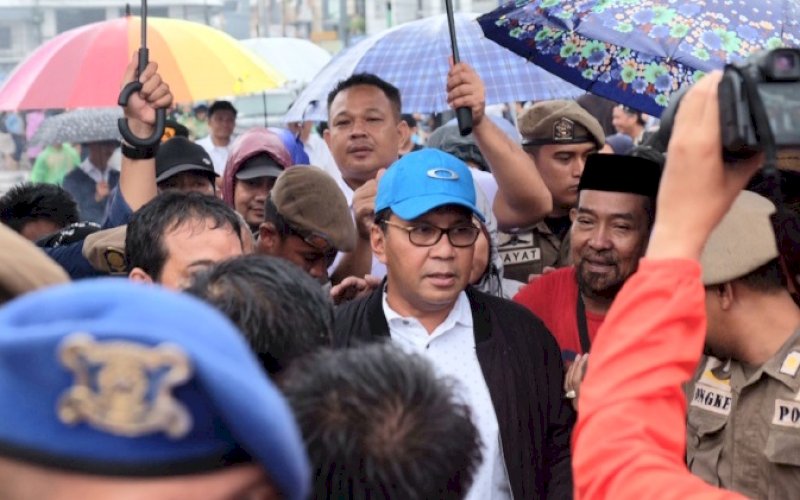 KUNJUNGAN. Wali Kota Makassar, Moh Ramdhan Pomanto, di tengah guyuran hujan deras mengunjungi Pasar Sentral Makassar Blok B bagian Selatan, Rabu (28/12/2022), pascakebakaran yang terjadi, Selasa (27/12/2022) malam. foto: istimewa