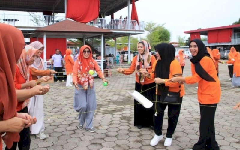 PERMAINAN. Ibu-ibu istri kepala desa, lurah, camat maupun kepala OPD mengikuti permainan kelompok di Cafe Amaly Sinjai, Minggu (25/12/2022). foto: istimewa