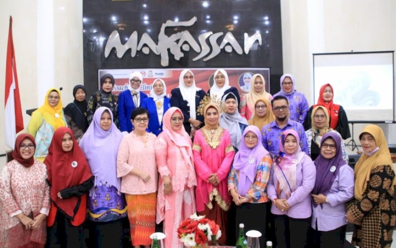 COACHING CLINIC. Pengurus Dekranasda Kabupaten Bulukumba mengikuti coaching clinic manajemen usaha di Baruga Anging Mammiri Rumah Jabatan Wali Kota Makassar, Sabtu (17/12/2022). foto: istimewa