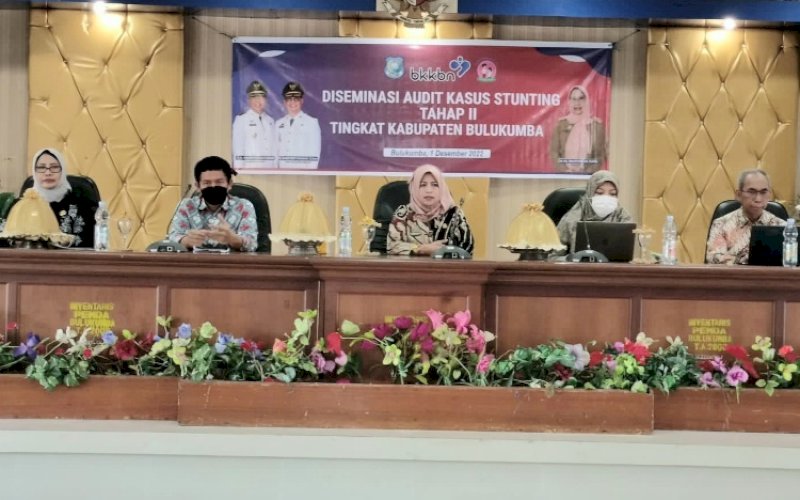 DESIMINASI. Pemkab Bulukumba melalui Dinas Pengendalian Penduduk Keluarga Berencana Pemberdayaan Perempuan dan Perlindungan Anak melakukan desiminasi atas hasil audit kasus stunting yang terjadi di Kabupaten Bulukumba di Ruang Pola Kantor Bupati Bulukumba, Kamis (1/12/2022). foto: istimewa
