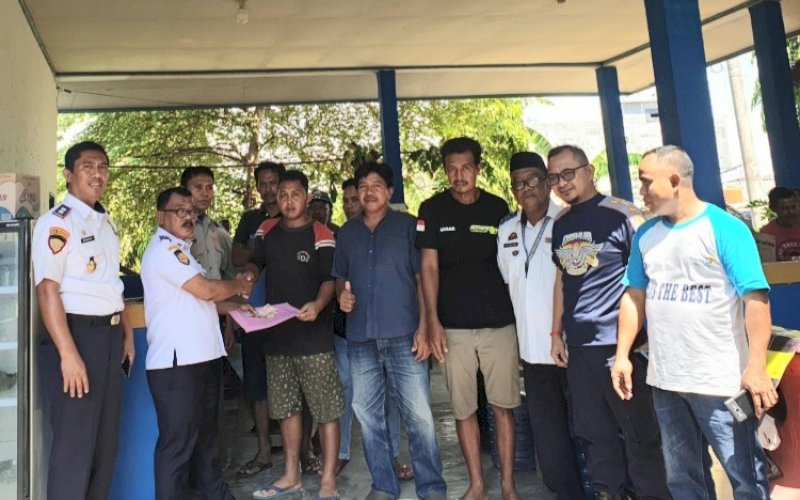 PENYERAHAN. Kepala Dinas Perhubungan Kabupaten Bulukumba, Amry, menyerahkan secara simbolis subsidi transportasi umum melalui bantuan sosial kartu pengawasan dan izin trayek 2022 kepada ratusan sopir angkutan, Senin (5/12/2022). foto: istimewa
