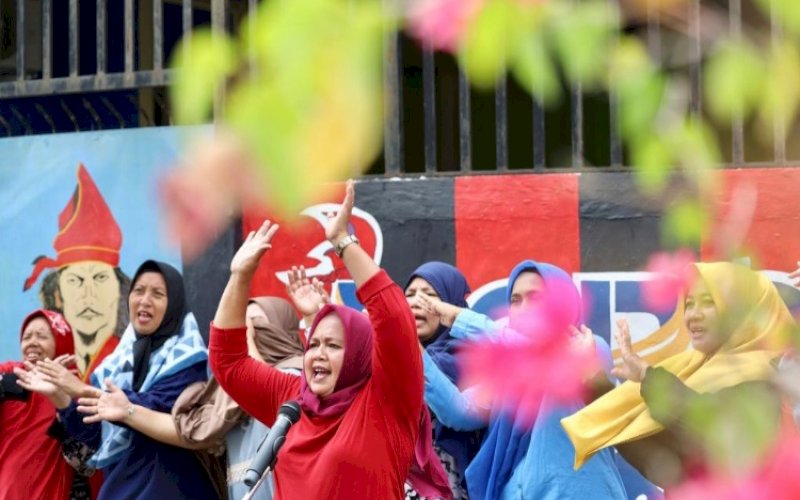 GAMES. Ibu Rumah Tangga (IRT) mengikuti games dan kuis yang digelar Diskominfo Kota Makassar di Lorong Wisata Taranto, Kelurahan Totaka, Kecamatan Ujung Tanah, Kota Makassar, Jumat (16/12/2022). foto: istimewa