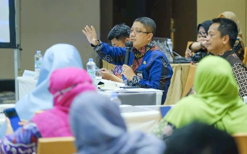MENANGGAPI. Kepala Balitbangda Kota Makassar, Andi Bukti Djufrie memberi pendapat ditengah Seminar Rancangan Akhir Kajian Sosial Determinan Kesehatan Ibu dan Anak, di Hotel The Rinra, Jumat (2/12/2022). foto:istimewa