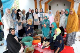 Wawali dan Ketua PKK Makassar Salurkan Bantuan ke Korban Banjir di Biringkanaya