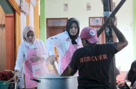 Pemkot Makassar Masak 1.800 Kotak Nasi Buat Pengungsi Banjir di Biringkanaya