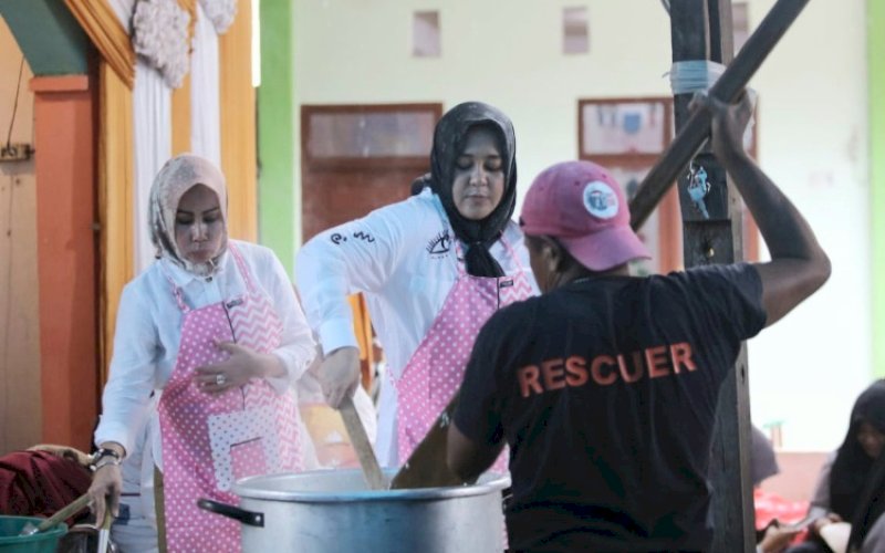 MEMASAK. Wakil Wali Kota Makassar, Fatmawati Rusdi, bersama srikandi Pemerintah Kota Makassar terjun langsung memasak makanan sebanyak 1.800 kotak nasi di dapur umum untuk para pengungsi di Kelurahan Katimbang, Kecamatan Biringkanaya, Kota Makassar, Selasa (27/12/2022). foto: istimewa