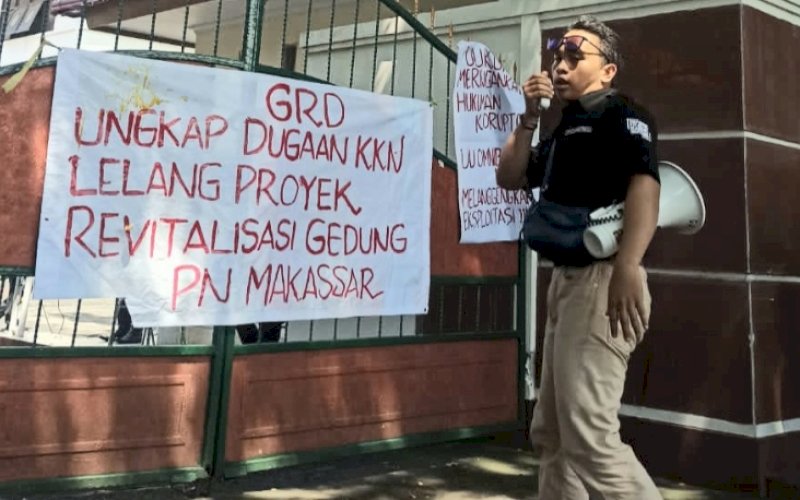 AKSI. Komite Pusat Gerakan Revolusi Demokratik (KP GRD) dan GRD Komite Kota Makassar serta GRD Komite Sektor Universitas Patompo melakukan aksi unjuk rasa memperingati Hari Antikorupsi Sedunia (Hakordia) 2022 di depan Pengadilan Tinggi Makassar, Jumat (9/12/2022). foto: istimewa