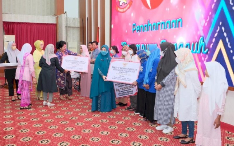 HARI IBU. Puncak peringatan Hari Ibu Provinsi Sulsel, yang diselenggarakan Tim Penggerak PKK Sulsel di Baruga Pattingalloang, Kota Makassar, Selasa (27/12/2022), bertabur bantuan. foto: istimewa