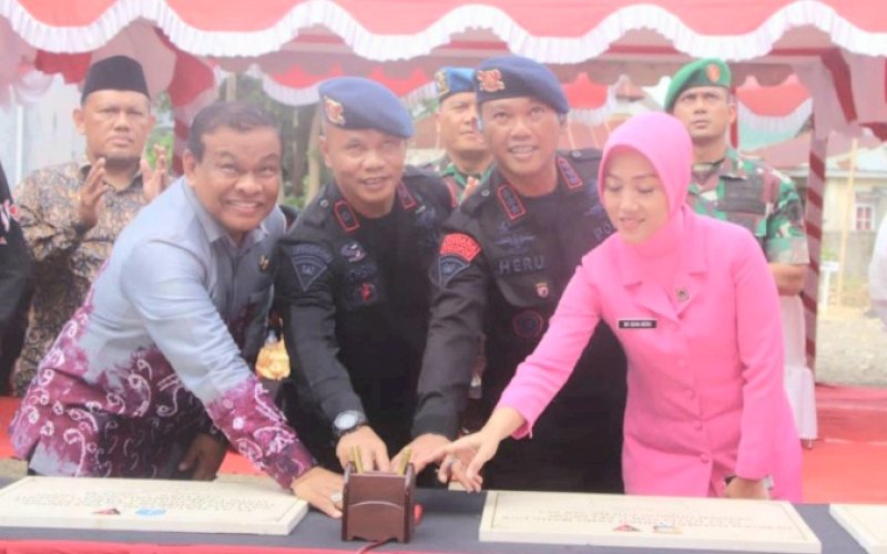 PERESMIAN. Bupati Bone A Fahsar M Padjalangi (ki-ka), Dansat Brimob Polda Sulsel Kombes Pol Heru Novianto, dan Danyon C Pelopor Kompol Nur Ichsan bersama-sama menekan tombol sebagai penanda peresmian flat (Rumah Susun/Rusun) milik Batalyon C Pelopor yang berlokasi di Jl Yos Sudarso, Kelurahan Ta', Kecamatan Tanete Riattang, Kabupaten, Minggu (18/12/2022). foto: istimewa