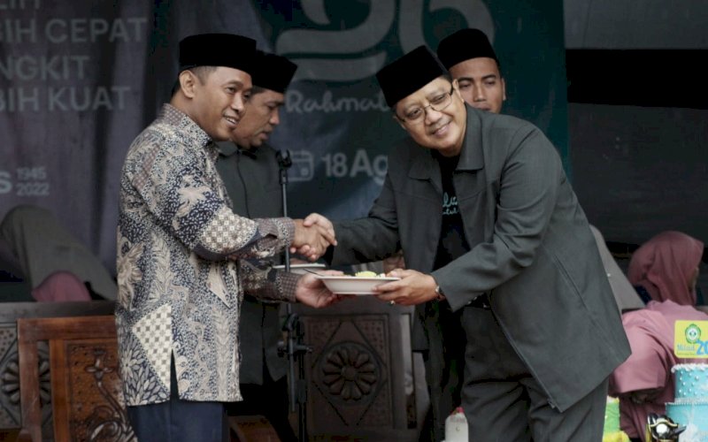PENGHORMATAN. Pembina Yayasan Ponpes Modern Rahmatul Asri, Andi Bukti Djufrie menerima penghormatan dari pihak pondok pesantren, Jumat, (19/08/2022). foto:istimewa