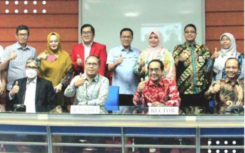 SEPAKAT. Wali Kota Makassar, Moh Ramdhan Pomanto dan Kepala Balitbangda Makassar, Andi Bukti Djufrie bersama Jajaran. Dari pihak Unhas, hadir langsung adalah Rektor Unhas, Jamaluddin Jompa dan jajaran berfoto bersama usai penandatanganan MoU di Kampus Unhas, Tamalanrea, Jumat, (12/09/2022). foto:istimewa