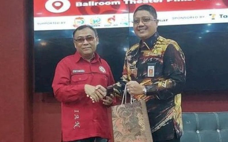APRESIASI. Kepala Balitbangda Kota Makassar, Andi Bukti Djufrie menerima penghargaan usai jadi narasumber seminar nasional, di Ballroom Theatre Phinis UNM, Kamis, (25/08/2022). foto:istimewa