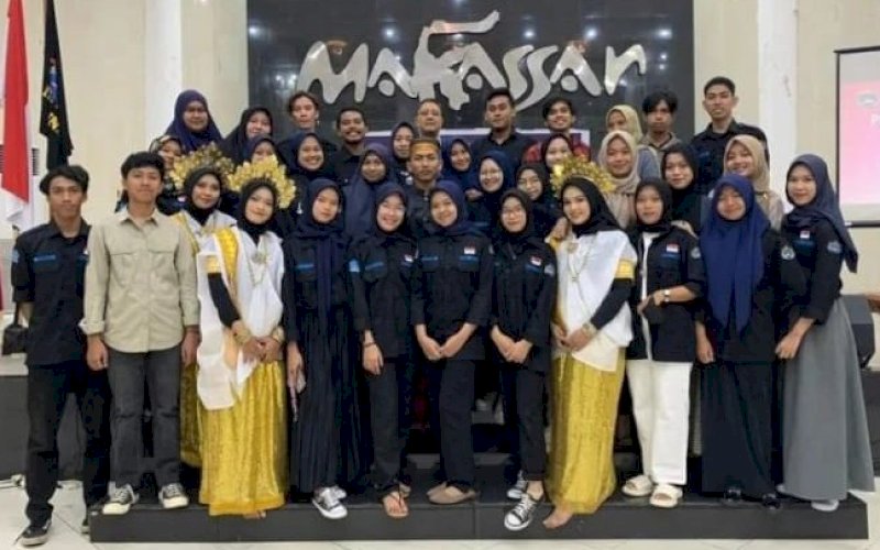 SILATURAHMI. Pembina Ikatan Keluarga Mahasiswa Bone Universitas Hasanuddin (IKMB-Unhas), Andi Bukti Djufrie berfoto bersama usai melantik pengurus periode 2022-2023 di Gedung Anging Mamiri, Rujab Walikota Makassar, Senin (29/8/2022). foto:istimewa