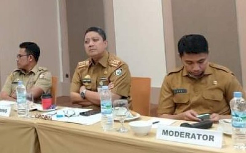 MENYIMAK. Kepala Balitbangda Kota Makassar, Andi Bukti Djufrie (tengah) menyimak pembahasan terkait lorong verse di Hotel Rinra, Senin (7/11/2022). foto:istimewa