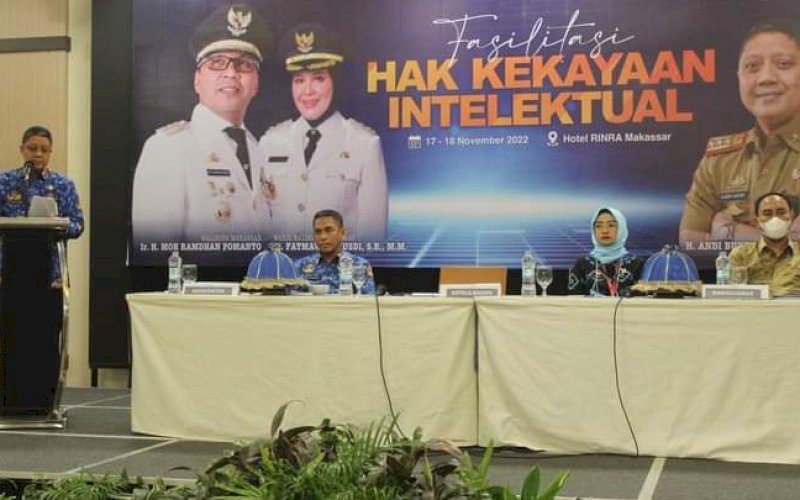 PENDAMPINGAN. Balitbangda Kota Makassar menggelar langsung bimbingan teknis fasilitasi Hak Kekayaan Intelektual (HKI) angkatan 1, di Hotel The Rinra, Senin (17/11/2022). foto:istimewa