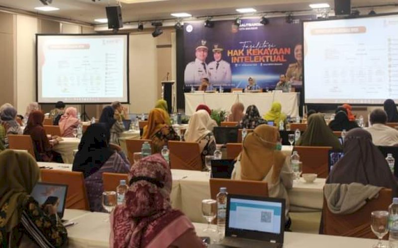PEMBERIAN MATERI. Balitbangda Kota Makassar memberi materi terkait Hal Kekayaan Intelektual (HKI) suatu inovasi, di Hotel The Rinra, Kamis (20/11/2022). foto:istimewa