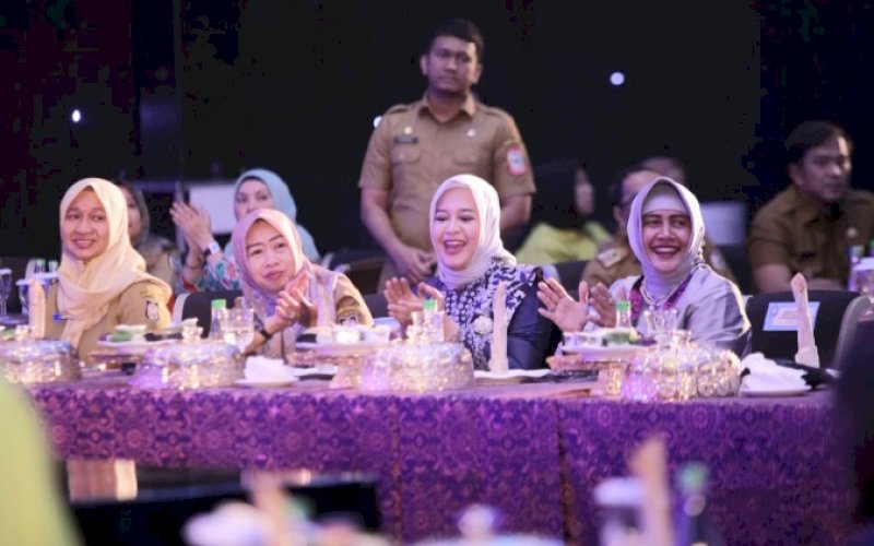 HARI IBU. Ketua TP PKK Kota Makassar, Indira Jusuf Ismail (kanan), pada acara peringatan Hari Ibu di Upperhills Makassar, Senin (19/12/2022). foto: istimewa