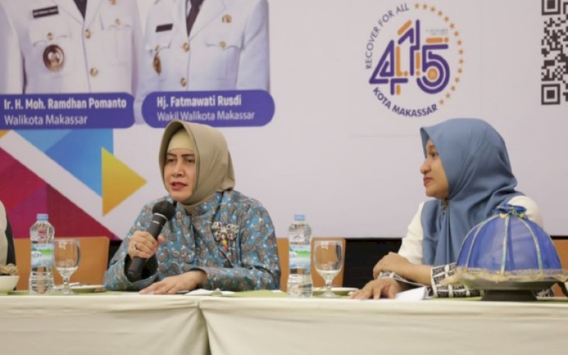 FGD. Ketua TP PKK Kota Makassar Indira Jusuf Ismail (kiri) didampingi Kepala DPPPA Kota Makassar Achi Soleman, menjadi pembicara FGD Peningkatan Ketahanan Keluarga (Anak Millenial) dalam menghadapi era globalisasi dan digitalisasi Kota Makassar di Hotel The Rinra Makassar, Sabtu (3/12/2022). foto: istimewa