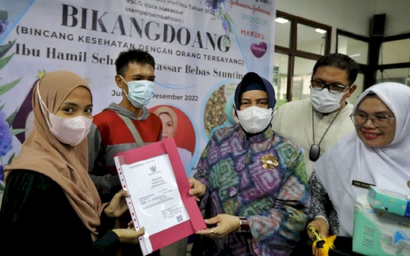 PENYERAHAN. Ketua TP PKK Kota Makassar, Indira Jusuf Ismail, menyerahkan akta kelahiran dan kartu keluarga kepada masing-masing keluarga dari dua orang pasien yang baru saja melahirkan di RSUD Daya Kota Makassar, Jumat (16/12/2022). foto: istimewa