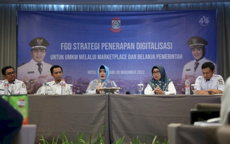 FGD. Ketua Tim Penggerak PKK Kota Makassar, Indira Yusuf Ismail (tengah), saat menghadiri FGD Strategi Penerapan Digitalisasi untuk UMKM Melalui Marketplace dan Belanja Pemerintah, yang digelar Pemkot Makassar melalui Bappeda di Hotel Melia Makassar, Rabu (30/11/2022). foto: istimewa