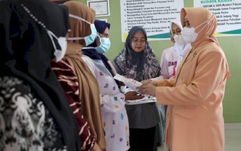 HARI IBU. Ketua TP PKK Kota Makassar, Indira Jusuf Ismail, saat mengunjungi salah satu Pusmesmas di Kota Makassar. Pemkot Makassar menggelar sunatan massal dalam rangka memperingati Hari Ibu 2022, mulai hari ini, Selasa (20/12/2022) hingga acara puncak, Kamis (22/12/2022) mendatang. foto: istimewa