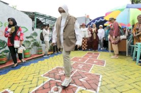 Istri Menteri Investasi Bermain Dende-dende di Lorong PKK Kassi-kassi