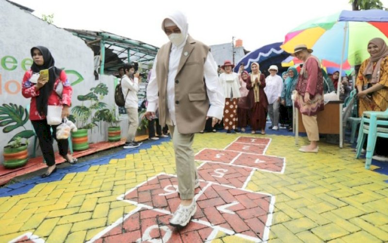 BERMAIN. Ketua TP PKK Kota Makassar Indira Jusuf Ismail bersama rombongan Dekranas Pusat yang dipimpin langsung Istri Menteri Investasi/Kepala BKPM Bahlil Lahadalia Sri Suparni Bahlil Lahadalia bermain dende-dende saat meninjau secara langsung Lorong PKK Kassi-kassi, Kecamatan Rappocini, Sabtu (17/12/2022). foto: istimewa