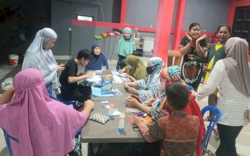 PEDAFTARAN. Warga Kecamatan Manggala, Kota Makassar sangat antusisias ingin mengikuti Jalan Sehat Anak Rakyat yang dilaksanakan Yayasan Anak Rakyat Indonesia (YARI). foto: istimewa