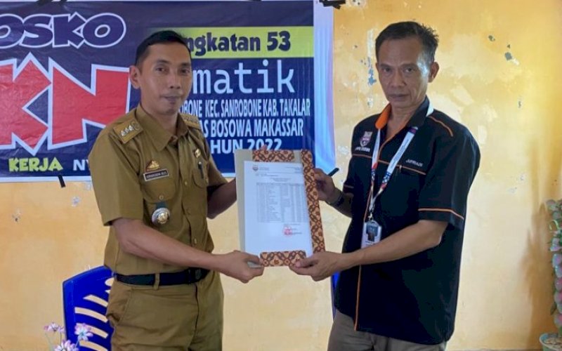 KKN TEMATIK. Dosen Pembimbing Lapangan KKN Tematik Unibos Jufriadi (kanan) bersama peserta KKN Tematik Unibos Makassar disamput Camat Sanrobone Asraruddin Muis. foto: istimewa