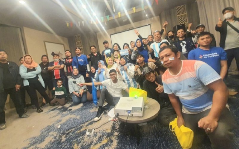 NOBAR. Puluhan jurnalis Makassar mengikuti Nonton Bareng (Nobar) final Piala Dunia 2022 antara Argentina vs Prancis yang digelar Komunitas Jurnalis Sulawesi Selatan (KJS) di Hotel Mercure Nexa Pettarani Makassar, Jl AP Pettarani, Kota Makassar, Minggu (18/12/2022) malam WITA. foto: istimewa