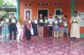 Jurnalis Peduli Bersama Lazisnu Makassar Berbagi Al Qur’an di Pengunungan