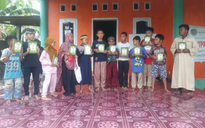 BERBAGI. Lembaga Amil Zakat Infak dan Sedekah Lazisnu Makassar bersama Jurnalis Peduli kembali menyalurkan ratusan buah Al Qur'an dan buku Iqra untuk anak santri di sejumlah TK/TPA di wilayah pengunungan di Kabupaten Gowa, Selasa (20/12/2022). foto: istimewa