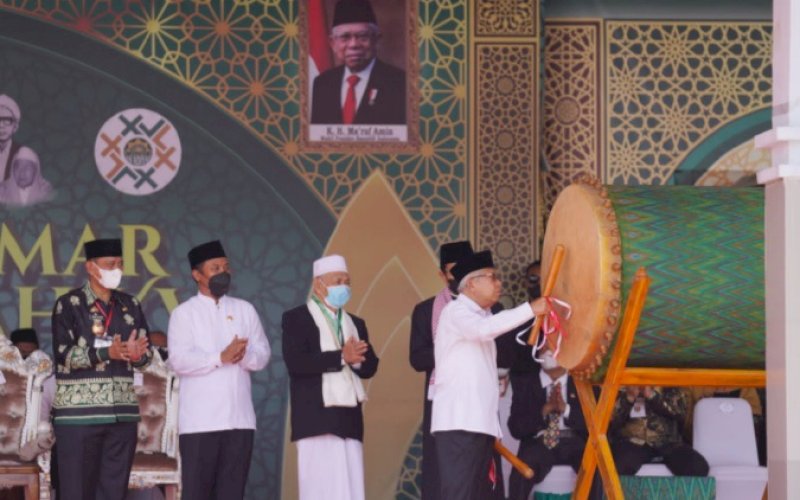 PEMBUKAAN. Wakil Presiden Republik Indonesia Ma&rsquo;ruf Amin didampingi Gubernur Sulsel Andi Sudirman Sulaiman meresmikan Pembukaan Muktamar XV Pondok Pesantren As'adiyah 2022 di Lapangan Merdeka Kota Sengkang, Sabtu (3/12/2022). foto: istimewa