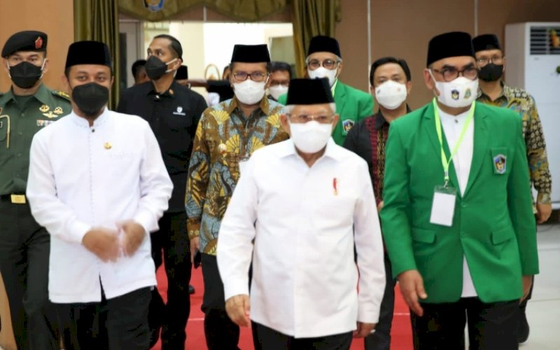 SILATURAHMI. Wali Kota Makassar Moh Ramdhan Pomanto mendampigi Wakil Presiden Republik Indonesia Ma'ruf Amin menghadiri silaturahmi akbar bersama pemerintah dan masyarakat Kota Makassar di Auditorium Al Jibra Kampus 2 UMI Makassar, Sabtu (3/12/2022). foto: istimewa