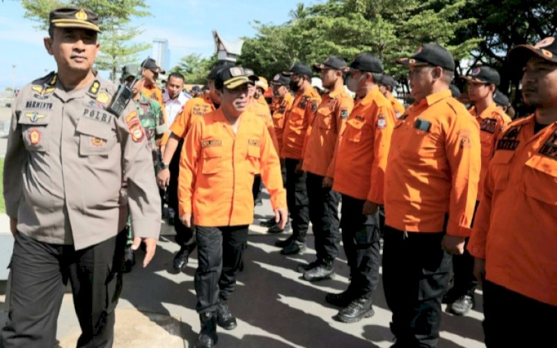 PEMERIKSAAN. Sekda Kota Makassar, Muh Ansar, memeriksa kesiapan pasukan saat menjadi pembina apel kesiapsiagaan dan simulasi tanggap darurat bencana yang diadakan BPBD Kota Makassar di pelataran Anjungan Toraja Mandar, Pantai Losari Makassar, Selasa (6/12/2022). foto: istimewa