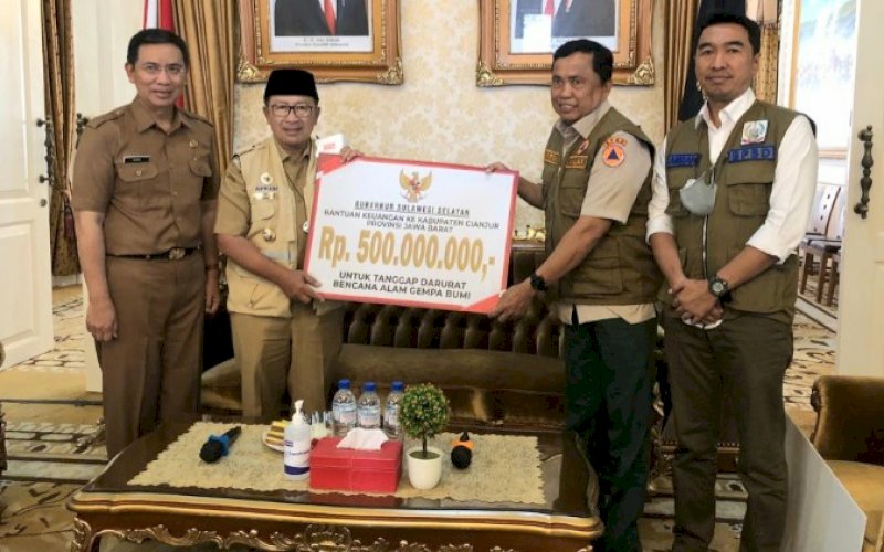 PENYERAHAN. Kepala Pelaksana BPBD Provinsi Sulsel Muhammad Firda didampingi Kepala Bidang Kedaruratan dan Logistik BPBD Sulsel Amran Aminuddin menyerahkan bantuan untuk korban gempa Cianjur kepada Bupati Cianjur Herman Suherman di Pendopo Kantor Bupati Cianjur, Senin (5/12/2022). foto: istimewa