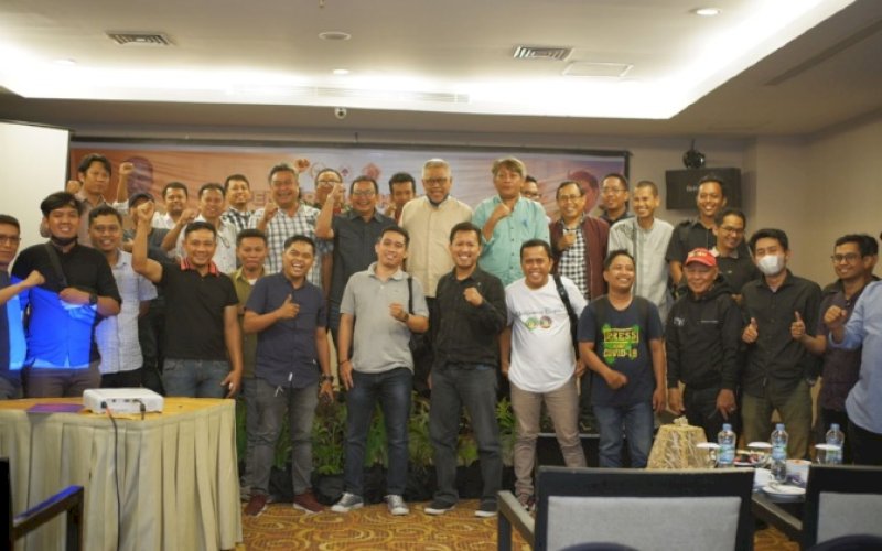 PEMENANG. Anggota DPR RI, Muhammad Fauzi, bersama para pemenang Lomba Karya Tulis Jurnalistik di Claro Hotel Makassar, Kamis (1/12/2022). foto: istimewa