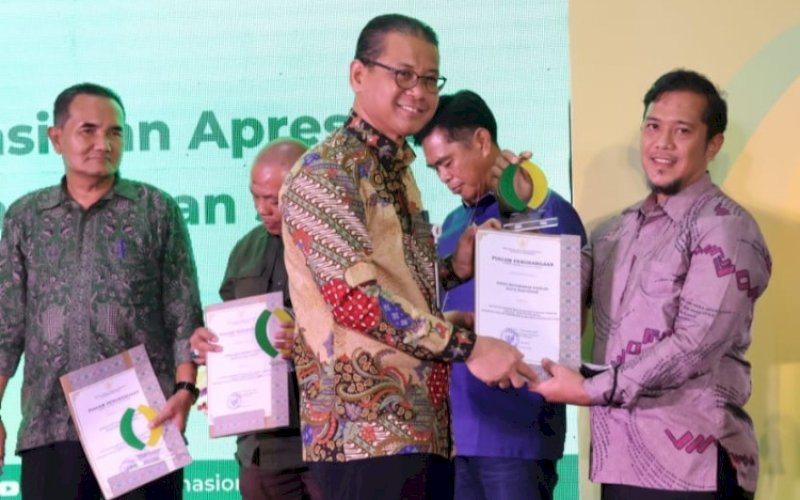 PENGHARGAAN. Kepala Deputi Penganekaragaman dan Keamanan Pangan Badan Pangan Nasional (Bapanas) Andriko Noto Susanto menyerahkan penghargaan kepada Kepala Dinas Ketahangan Pangan (DKP) Kota Makassar Muhammad Rheza dalam Acara Sinkronisasi dan Apresiasi Perizinan Pangan Segar Tingkat Nasional di Galeria Mall Yogyakarta, Selasa (6/12/2022). foto: istimewa