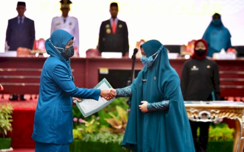 PELANTIKAN. Ketua Tim Penggerak PKK Provinsi Sulsel Naoemi Octarina melantik Sri Astuti Thamrin sebagai Penjabat (Pj) Ketua TP PKK Takalar sekaligus Pj Ketua Dekranasda Takalar di Baruga Karaeng Pattingalloang, Kota Makassar, Kamis (22/12/2022). foto: istimewa