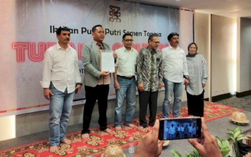 IPPST. Tudang Sipulung IPPST dihadiri anggota dan deklarator pendiri IPPST di Hotel Santika Makassar, Minggu (4/12/2022). Forum Tudang Sipulung IPPST ini, juga menunjuk HM Nasir SH (kedua kiri) sebagai Kerateker Ketua IPPST. foto: istimewa