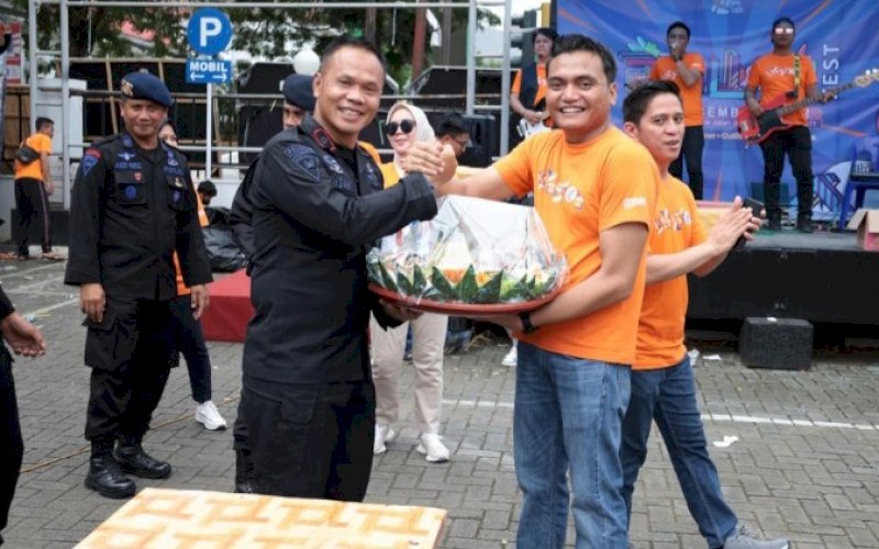 HUT BRI. Danyon C Pelopor Sat Brimob Polda Sulsel Kompol Nur Ichsan menyerahkan nasi tumpeng kepada Pincab BRI Watampone Eli Sanjoyo dalam rangka HUT BRI Ke-127, Sabtu (17/12/2022). foto: istimewa