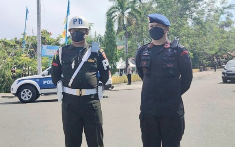 PENGAMANAN. Danyon C Pelopor Satbrimob Polda Sulsel, Kompol Nur Ichsan (kanan), turun langsung memimpin pengamanan kunjungan kerja Wakil Presiden Republik Indonesia Ma'ruf Amin di Kabupaten Wajo Sabtu (3/12/2022). foto: istimewa
