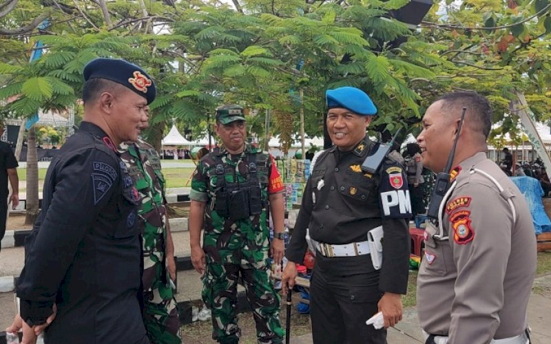 PERSIAPAN. Danyon C Pelopor Satbrimob Polda Sulsel Kompol Nur Ichsan (kiri), hadir pada apel dalam rangka pengamanan kunjungan Wakil Presiden (Wapres) Republik Indonesia, Ma'ruf Amin ke Kabupaten Wajo di halaman Kantor Bupati Wajo, Jumat (2/12/2022). foto: istimewa