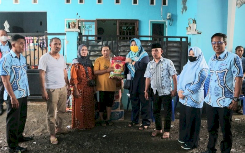 PEDULI. Perumda Air Minum Kota Makassar melalui #PDAMPeduli menyambangi korban kebakaran di Biring Romang, Kecamatan Manggala, Kota Makassar, Kamis (8/12/2022). foto: istimewa