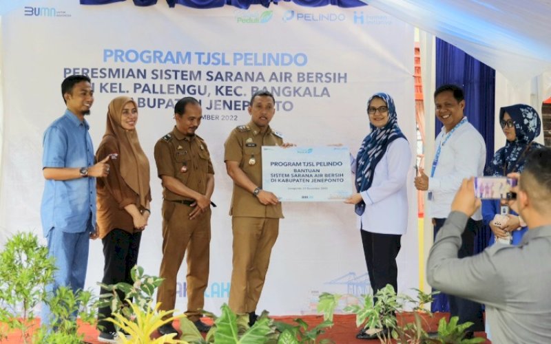 PROGRAM TJSL. Regional Head 4 Pelindo Enriany Muis menyerahkan secara simbolis bantuan sistem sarana air bersih melalui Program Tanggung Jawab Sosial dan Lingkungan (TJSL) bagi warga Kelurahan Pallengu, Kecamatan Bangkala, Kabupaten Jeneponto yang diterima Wakil Bupati Jeneponto Paris Yaris, Selasa (27/12/2022). foto: istimewa