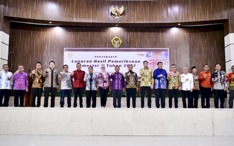 PENANDATANGANAN. Gubernur Sulsel Andi Sudirman Sulaiman menandatangani berita acara serah terima Laporan Hasil Pemeriksaan (LHP) BPK bersama Kepala Perwakilan BPK Provinsi Sulsel Amin Adab Bangun, dan Ketua DPRD Provinsi Sulsel Ina Kartika Sari pada acara penyerahan Laporan Hasil Pemeriksaan BPK Semester II Tahun 2022 di Kantor BPK Sulsel, Kota Makassar, Jumat (30/12/2022). foto: istimewa
