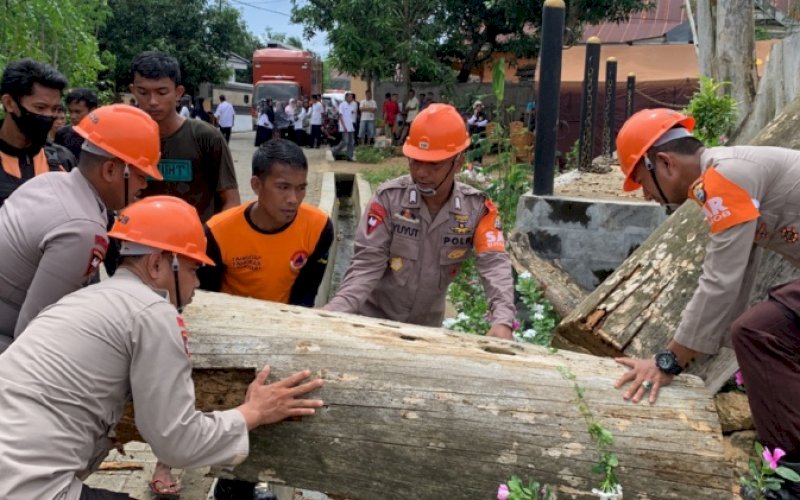 EVAKUASI. Tim SAR gabungan yang terdiri dari personel Batalyon C Pelopor Satbrimob Polda Sulsel, BPBD, Satpol PP serta PLN Kabupaten Bone kembali berjibaku menebang dan mengevakuasi tiga pohon besar yang lapuk dan membahayakan masyarakat di sekitar lokasi kebakaran di Lingkungan Awappasareng, Kelurahan Watang Palakka, Kecamatan Tanete Riattang Barat, Kabupaten Bone, Rabu (28/12/2022). foto: istimewa