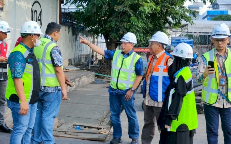 KUNJUNGAN. Direktur Pengelola PT Pelabuhan Indonesia (Persero), Putut Sri Muljanto, mengunjungi Terminal Penumpang 'Anging Mammiri' Pelabuhan Makassar untuk memantau kesiapan Pelindo Regional 4 Makassar dalam menghadapi arus mudik Natal 2022 dan Tahun Baru 2023 (Nataru). foto: istimewa