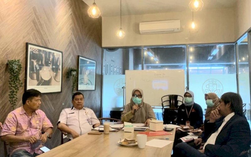 BERI KETERANGAN. Kepala Dinas Kesehatan Provinsi Sulsel, Rosmini Pandin, memberikan keterangan pada pertemuan dengan media yang digelar Komisi Penanggulangan AIDS Provinsi (KPAP) Sulsel di Upnormal Coffee, Jl Perintis Kemerdekaan, Kota Makassar, Kamis (22/12/2022). foto: istimewa