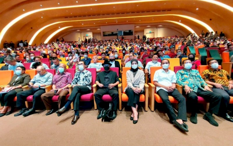 BEDAH BUKU. Ketua DPRD Kota Makassar, Rudianto Lallo (ketiga kanan), menghadiri Kuliah Umum dan Bedah Buku Aldera Potret Gerakan Politik Kaum Muda 1993-1999 di Auditorium PPAG Universitas Katolik Parahyangan (Unpar), Bandung, Jawa Barat, Rabu (7/12/2022). foto: istimewa